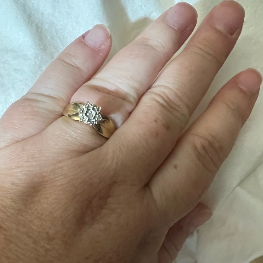 10k Gold Diamond Chip Ring.